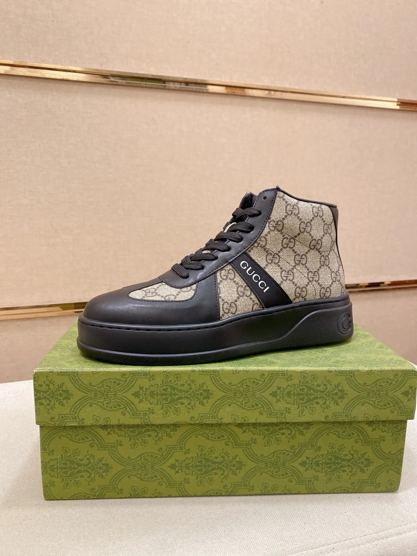 Factory price: 442💰 (GUCCI) The latest model from the official website🎁🎁Casual and fashionable men's shoes👟, hot style💥The style is simple and elegant, exclusive for trendy men. Unique official website's latest brand elements👑original Gucci decoration, fashionable and generous, the fabric is original cowhide ✅sheepskin lining, the official website specifies wear-resistant casual outsole, the classic model is taken in kind at the counter🎬38-44 (can be customized for 45 non-refundable)